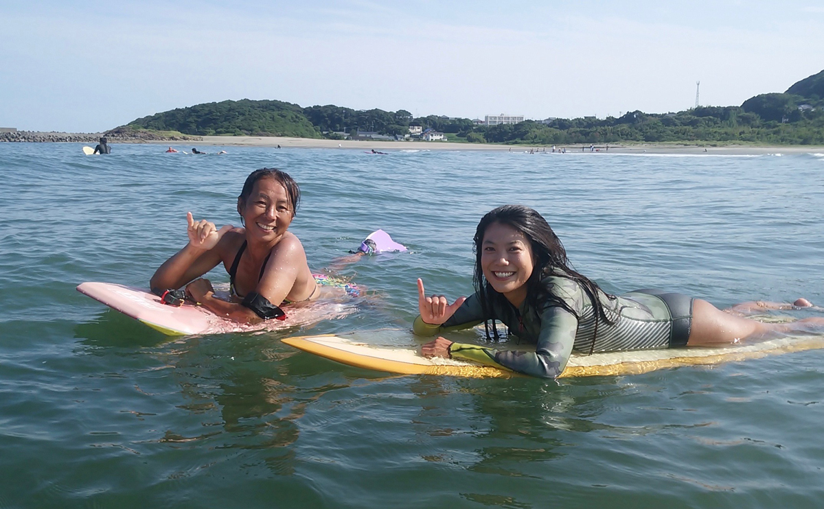 長崎から日向に移住してきたかわいコちゃんサーファーと波待ちする三村弘子さん | SURFCLUB | サーフクラブ